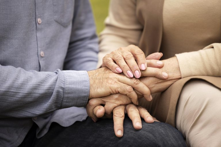 How Canadian Seniors Benefit from Medical Care Alert Devices