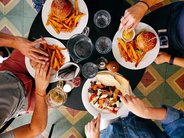 How to Balance Great Food and Socializing for the Ultimate Evening Event